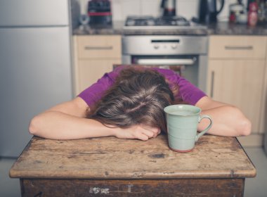 Mutfakta çay ile yorgun kadın