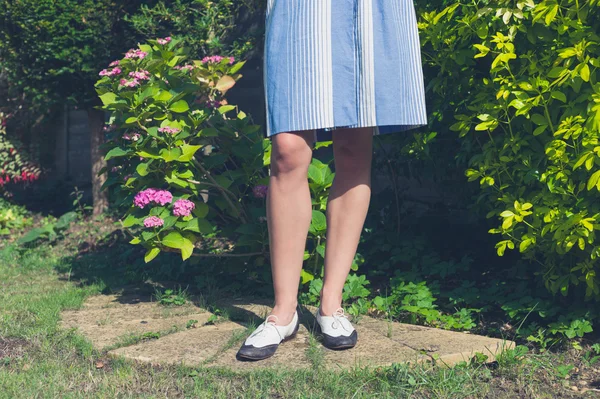 Jovem mulher de pé no jardim — Fotografia de Stock