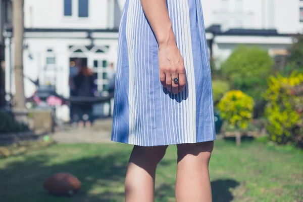 Jovem mulher de pé no jardim — Fotografia de Stock