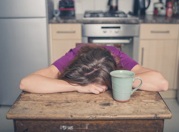 Mulher cansada com chá na cozinha — Fotografia de Stock