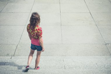 Merdivenlerden yürüyen genç kadın