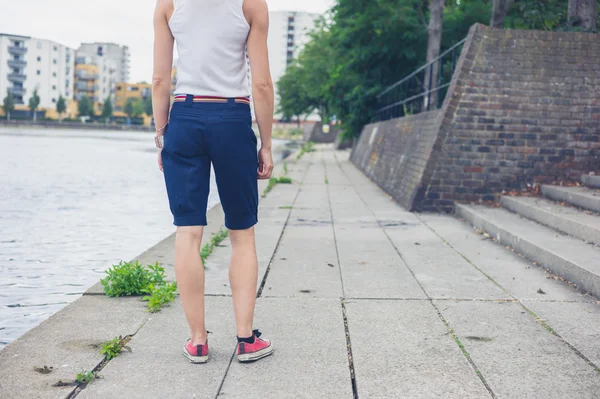 Mujer joven por puerto deportivo en zona urbana — Foto de Stock