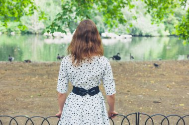 Genç kadın gölet Park tarafından