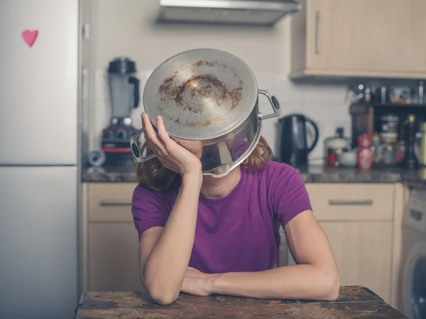 Berörda kvinnan med kastrull på huvudet — Stockfoto