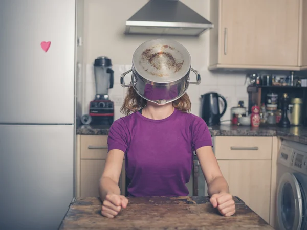 Silly vrouw met pot op haar hoofd — Stockfoto