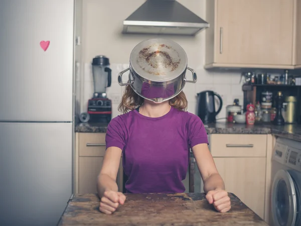 Femme stupide avec pot sur la tête — Photo