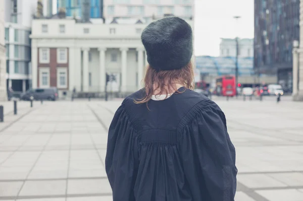 Žena v klobouku a maturitní šaty — Stock fotografie