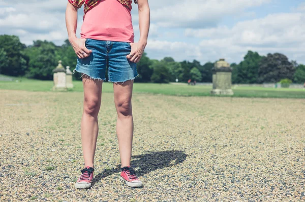 Vrouw in formele tuin — Stockfoto