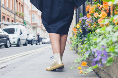 Sokakta yürüyen genç bir kadın.