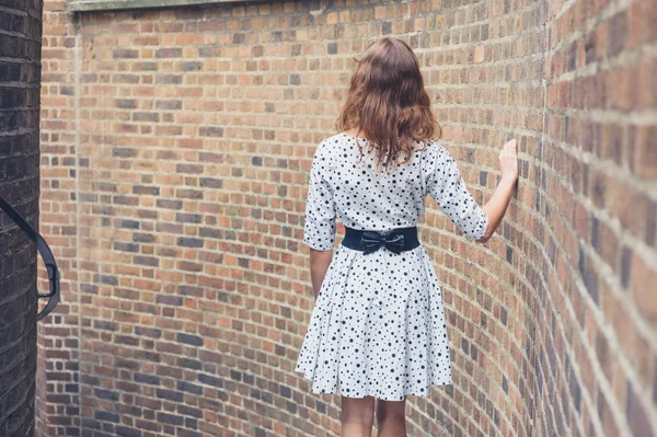 Jonge vrouw op trap buiten — Stockfoto