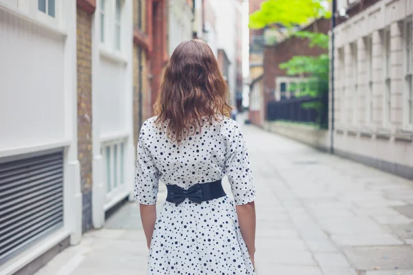 Mujer joven caminando en la calle — Foto de Stock