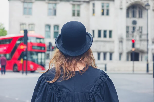 Vrouw in bowler hat en afstuderen jurk — Stockfoto