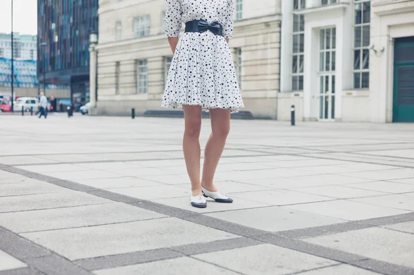 Jovem mulher vestindo vestido branco na praça — Fotografia de Stock