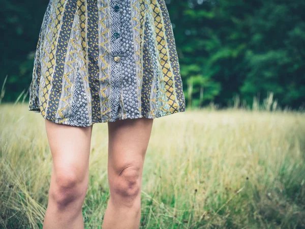 Jeune femme en robe dans la prairie — Photo