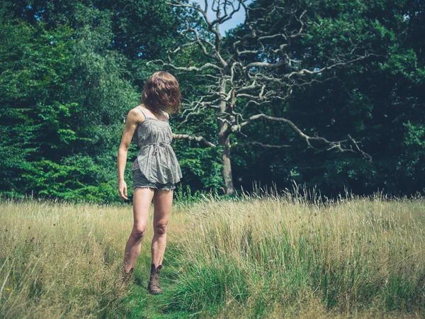 牧草地に立っている若い女性 — ストック写真