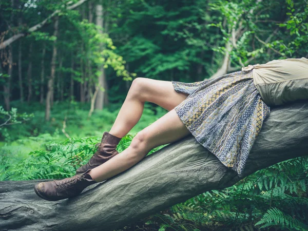 Ormandaki düşmüş ağaç yatan genç kadın