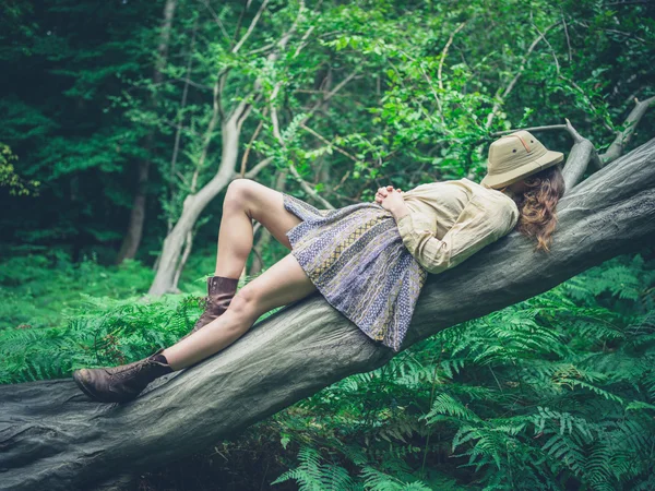 フォレスト内のツリーの上に横たわる若い女性 — ストック写真