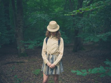 Genç kadın ormanda safari şapka ile