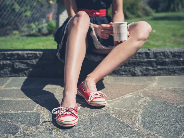 Mujer bebiendo té en el jardín — Foto de Stock