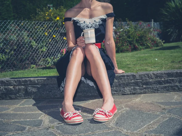 Mulher bebendo chá no jardim — Fotografia de Stock