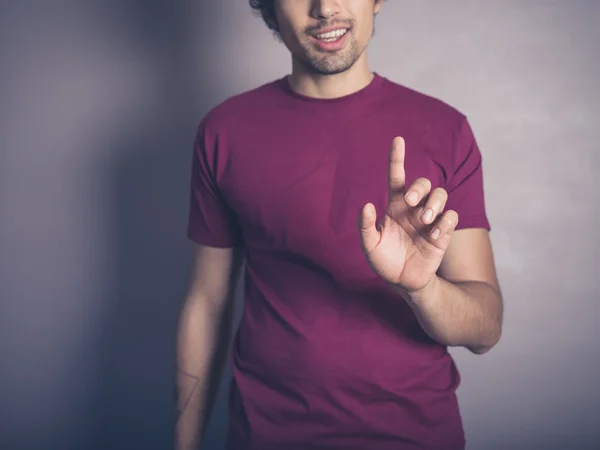Ung man höja sitt finger — Stockfoto