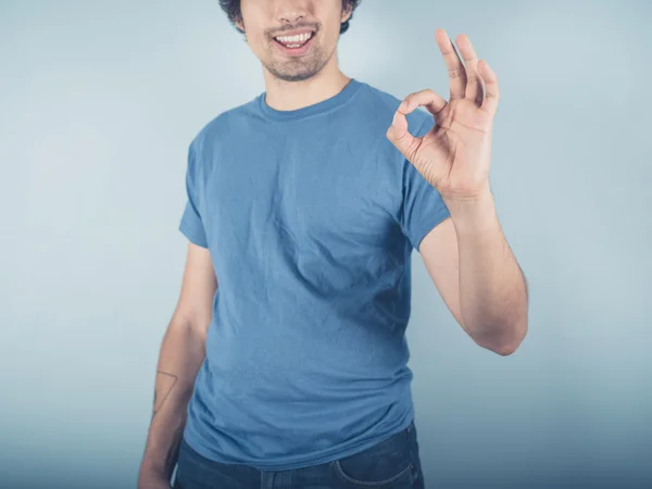 Jovem feliz mostrando sinal ok — Fotografia de Stock