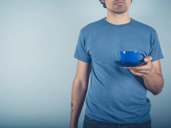 Joven en azul con capuchino —  Fotos de Stock