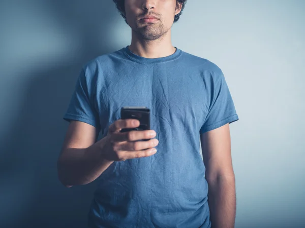 Genç adam akıllı telefon ile — Stok fotoğraf