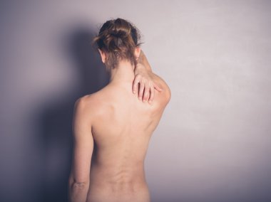 Boyun ağrısı olan genç bir kadın.