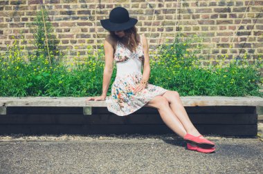 Genç kadın bankta rahatlatıcı