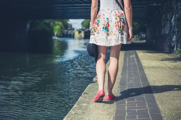 Mujer joven caminando por el canal — Foto de Stock