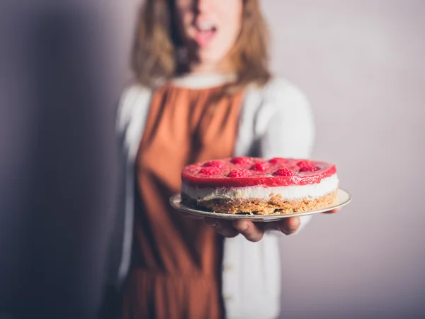 Νεαρή γυναίκα με cheesecake — Φωτογραφία Αρχείου