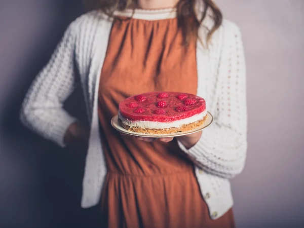 Νεαρή γυναίκα με cheesecake — Φωτογραφία Αρχείου