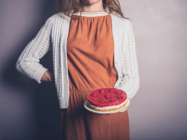 Mujer joven con tarta de queso — Foto de Stock