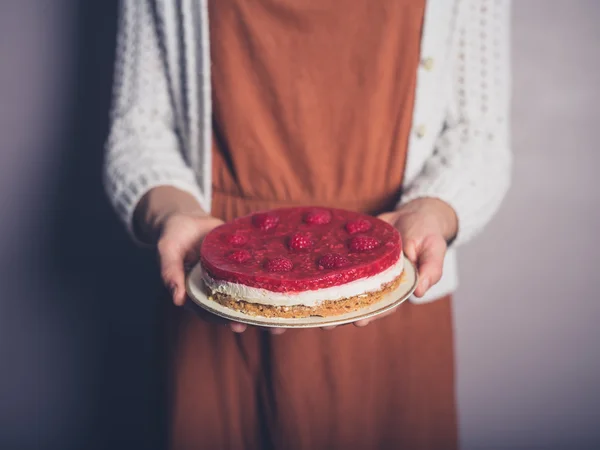 Mladá žena s tvarohový koláč — Stock fotografie