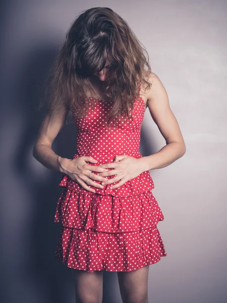 Mujer joven con dolor de vientre —  Fotos de Stock