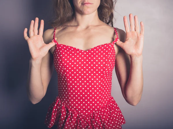 Mujer joven en vestido bonito tirando de sus correas — Foto de Stock