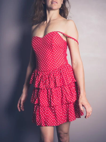 Jovem mulher em vestido vermelho bonito — Fotografia de Stock