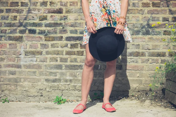 Женщина в шляпе стоит снаружи — стоковое фото