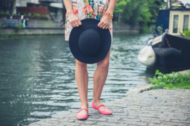 Kanal tarafından şapka olan kadın