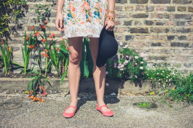 Kadın şapka konumu dışında olan