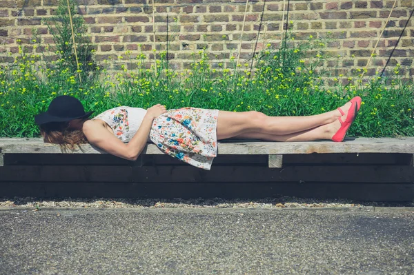 Jonge vrouw ontspannen op Bank buiten — Stockfoto