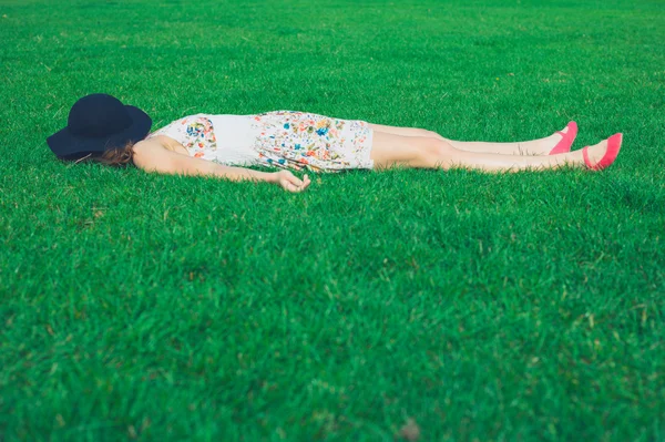 Mujer joven acostada en la hierba — Foto de Stock