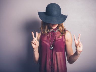 Moda Bayan gösteren v giriş