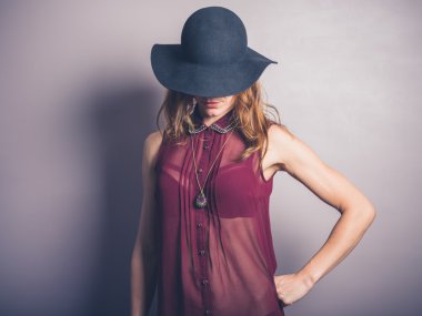 Şapka ve şeffaf gömlek baştan çıkarıcı genç kadın