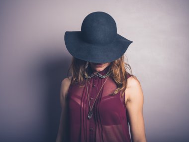 Şapka ve şeffaf gömlek baştan çıkarıcı genç kadın