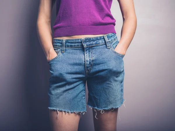 Jonge vrouw met haar handen in de zakken — Stockfoto