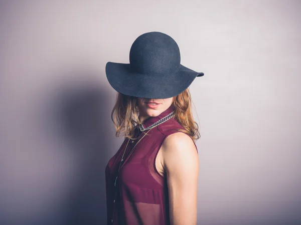 Verleidelijke jonge vrouw in de hoed en transparante shirt — Stockfoto