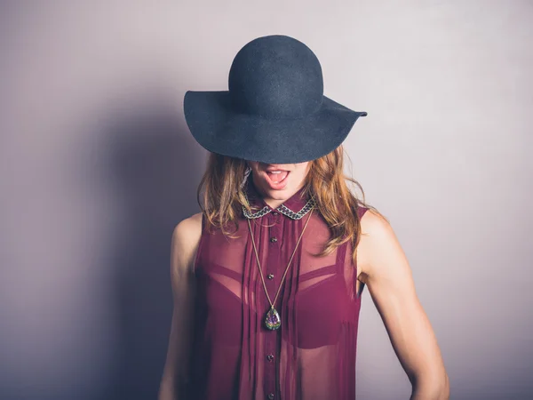 Feliz joven con sombrero y ver a través de la camisa —  Fotos de Stock