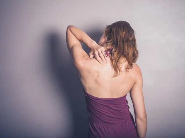 Giovane donna con dolore al collo — Foto Stock